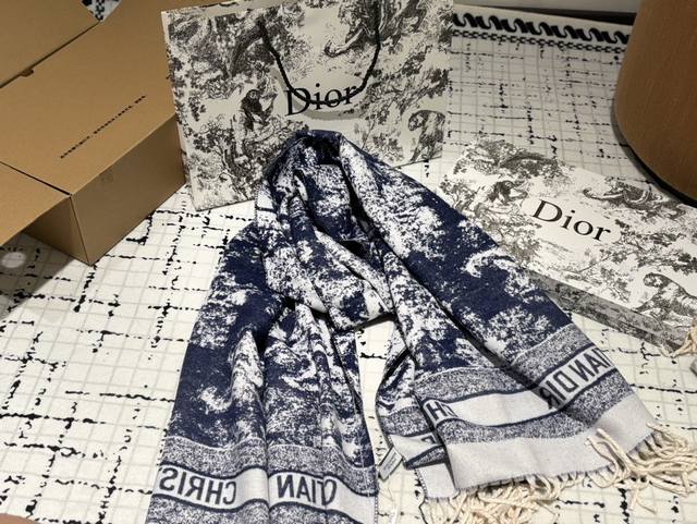 配盒 Dior 新款羊绒围巾 这季的新款羊绒围巾， 真的是用心了呢！ 100%山羊绒的触感真的能感觉到春日阳光般的温暖...