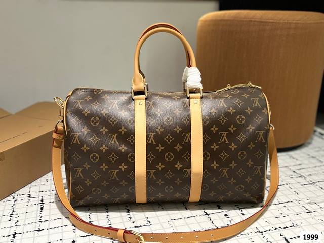 超酷中lv Keepall旅行袋 Lvkeepall 出差旅行最常用的一只包 这是超酷的一只包 可以做健身包，也可做旅行袋 容量超级感人非常的实用 出差三四天背