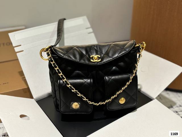 配全套包装 Size：24.20Cm 香奈儿 24P嬉皮邮差 新品24系列 真的很绝 这款火出圈的天猫精灵 真的很好看 俗称hobo 很有设计感 牛皮材质