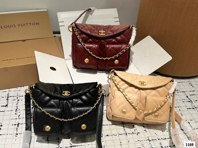 配全套包装 Size：24.20Cm 香奈儿 24P嬉皮邮差 新品24系列 真的很绝 这款火出圈的天猫精灵 真的很好看 俗称hobo 很有设计感 牛皮材质