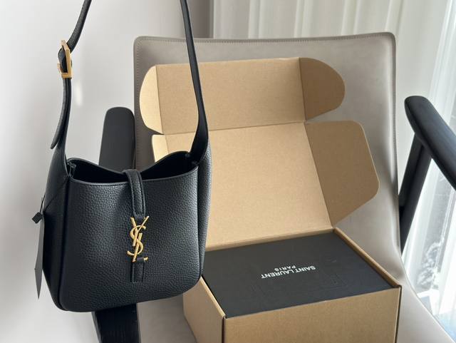 Miniyslle5 A 7 Soft Hobo 全新mini尺寸 柔软自然鹿皮材质~保留复古感同时更精致更优雅 尺寸: 15X16 Miniyslle5 A 7 Soft Hobo 全新mini尺寸 柔软自然鹿皮材质~保留复古感同时更精致更优雅 尺寸: 15X16