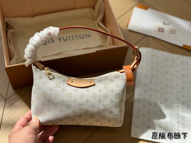 全套包装 还不懂得iv饭盒包这种搭配就out了lv丹宁牛仔饭盒包简直就是我的梦中情包性价比高颜值也是好看的没话说～20.5*16Cm