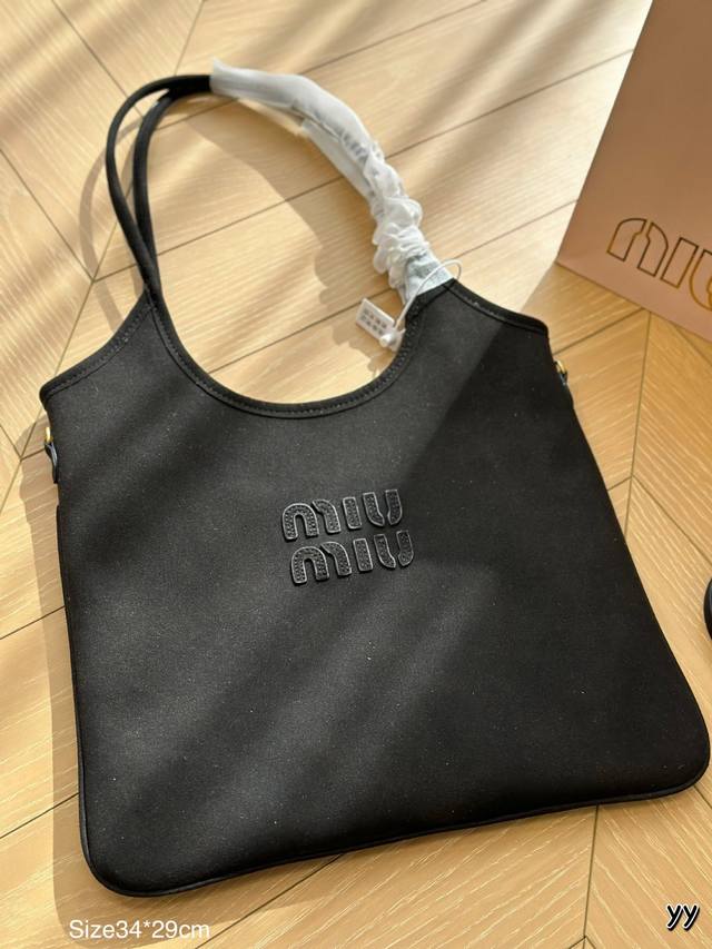 Size:34*29Cm 被miumiu征服的一天 Miuniu Tote托特包 最新秀款包包 跟上大包的节奏 随意慵懒 本季最爆 无法反驳吧了吧 Size:34*29Cm 被miumiu征服的一天 Miuniu Tote托特包 最新秀款包包 跟上大包的节奏 随意慵懒 本季最爆 无法反驳吧了吧