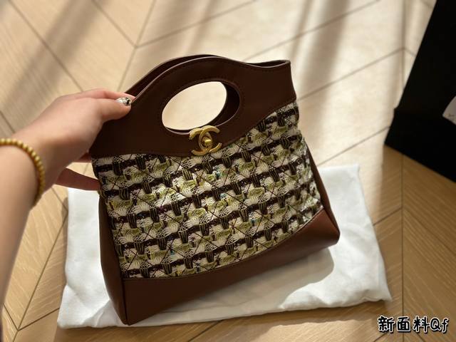 Chanel 31Bag31Bag再次回归就闭眼入，有什么颜色买什么颜色，图片色可能略有色差，但实物是非常好看的，容量不用说了，肩带也正好斜挎不会太长，既好看又