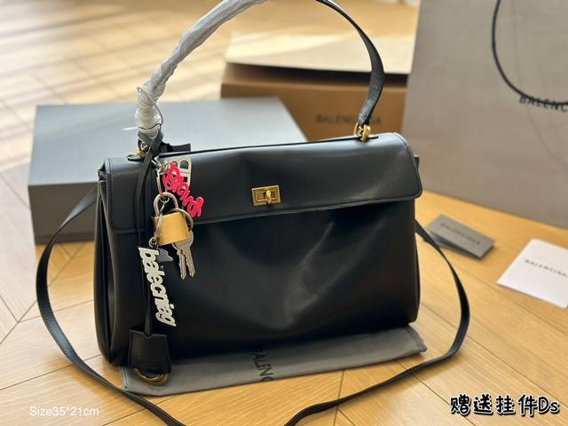 赠送挂件 喜欢rodeo的来！是你要的慵懒静奢风采用yuan厂柔软光滑小牛皮制作，皮质非常柔软细腻，纹路清晰，质感一样的摸起来超级柔软舒适，皮质又很耐造，手提包