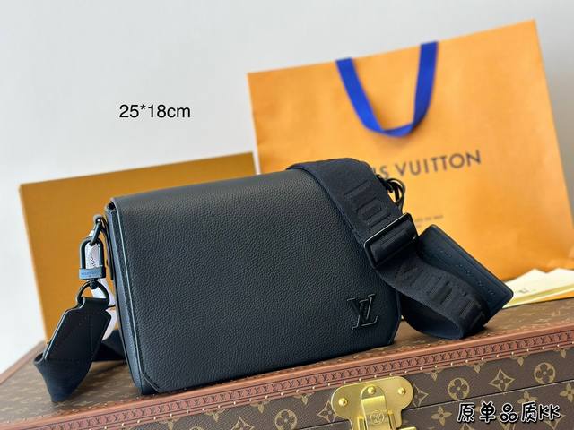 牛皮 Lv男士邮差包 Aerogram 邮差包以极简设计满溢潮流气息~ 选用细腻牛皮，表面的可定制标签仿佛1日式航空信笺上的邮票，直角翻盖开启内部空间，可容纳手
