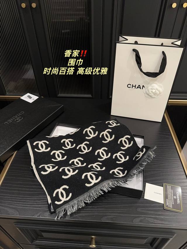 配盒 香奈儿chanel 围巾 真的相当的百搭，上身气质 Upup 上身效果气场非常强大！ 这款围巾的效果很特别，手感柔软成色有质感，面料厚实保暖，版型更是非常