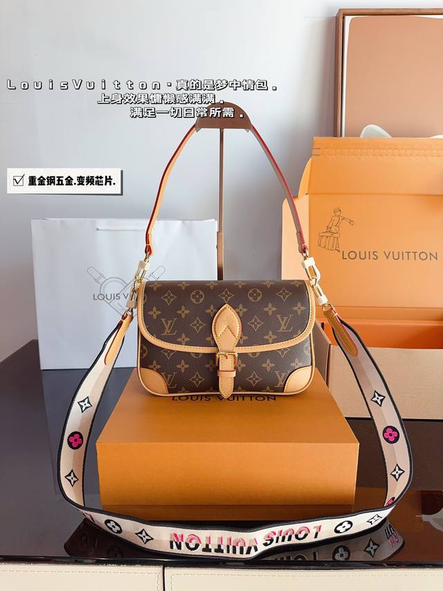 配礼盒 L家 Diane 法棍手袋 定制老花面料搭配深色树膏皮 配置两条肩带 今天的快乐是法棍给的！ 搜索 Lv 法棍 原单品质 尺寸：25*9*16Cm