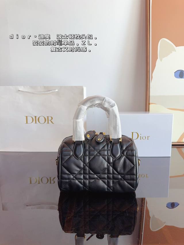 配礼盒. Dior Groove上新啦 波士顿手袋出是50年代末和60年代名流的宠儿，随着生活方式的改变，小号波士顿包型，日常使用也是非常非常实用和时髦的，空间