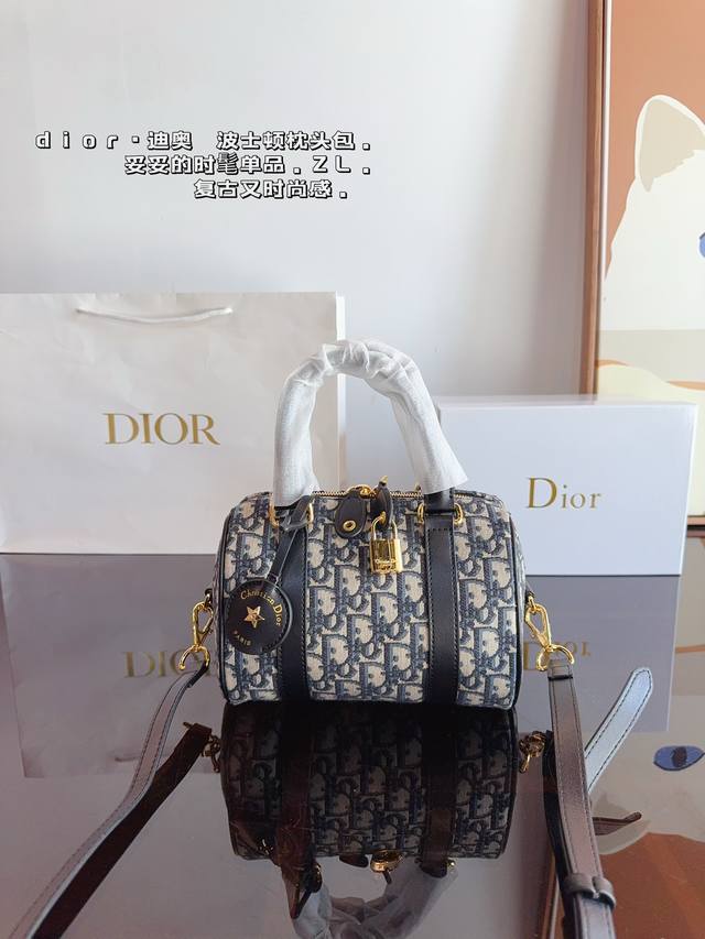 配礼盒. Dior Groove上新啦 波士顿手袋出是50年代末和60年代名流的宠儿，随着生活方式的改变，小号波士顿包型，日常使用也是非常非常实用和时髦的，空间