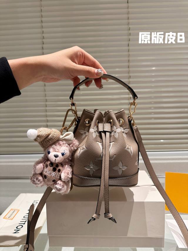 牛皮 全钢五金 配挂件 Lv水桶 这颗真的太太太太可爱了！ 现在的小废包越来越香了￠ 肩带不会很长 可调节 手拎斜挎都 可 超级百搭～ 尺寸13 16Cm