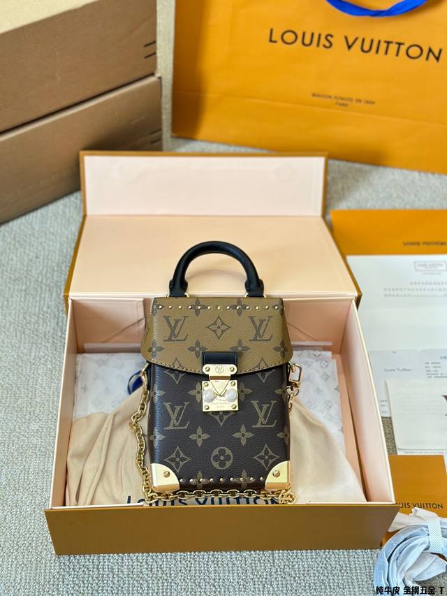 Lv秀款相机包 顶级原单 Size: 12.7*17Cm Louis Vuitton 2024秋冬秀在巴黎奥赛博物馆落下帷 幕，本季作品以 法式风格 Frenc