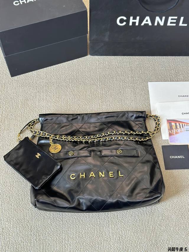 头层牛皮 Chanel 22Bag 以数字命名的“垃圾袋” 年10 月，Chanel 品牌艺术总监virginie Viard在年春夏 时装秀_上推出一款新款手