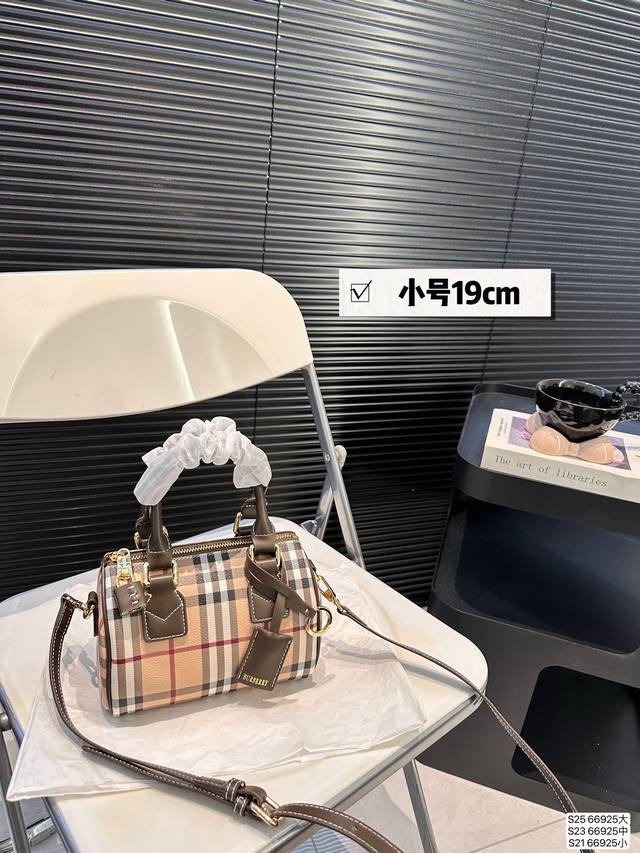 大号 中号 小号 Burberry 巴宝莉格纹波士顿枕头包 精致小巧，复古时髦！ 方便携带，非常耐装 配长肩带可斜挎～ 小包爱好者必入！ 尺寸：大号30 22