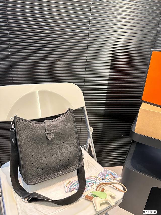 大号 配飞机盒折叠盒子 纯皮爱马仕hermas新款伊芙琳 Evelyne 爱马仕最小资的包袋，便宜又实用的一款斜挎包，适合小资白领女性，质量优异，穿孔h造型比较