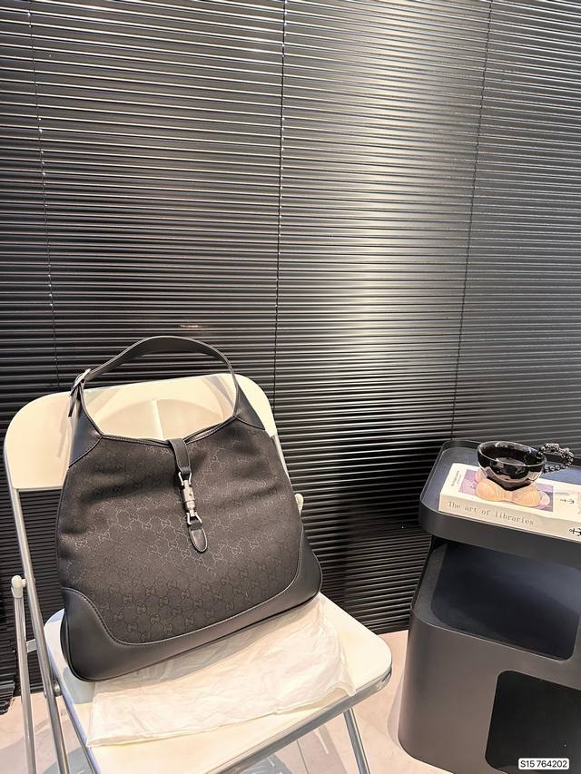 酷奇新款托特 Gucci新款手提jackie这也太优雅啦 散发出浓厚的华丽气息啦~简约的 Jackie造型搭配标志性的金色马衔扣也太优雅了叭 新款手提的款式无论