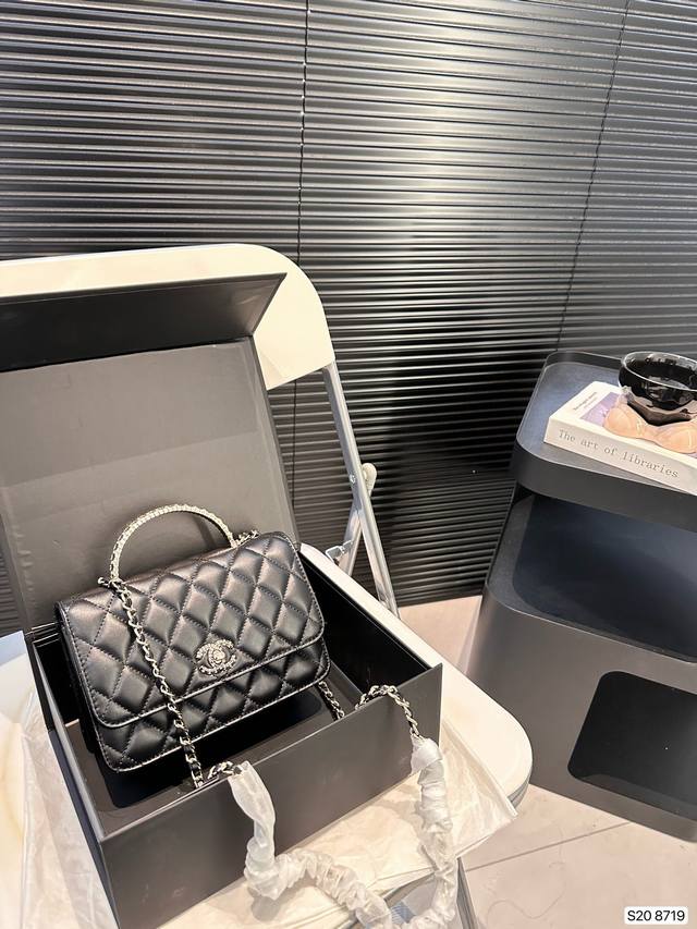 配折叠盒 Chanel 香奈儿 新款手提链条包 时时刻刻展现最美的你。可手提，单肩，斜挎，尽显女人优雅气质，是一款超级百搭的休闲链条包尺寸 19 13货号871