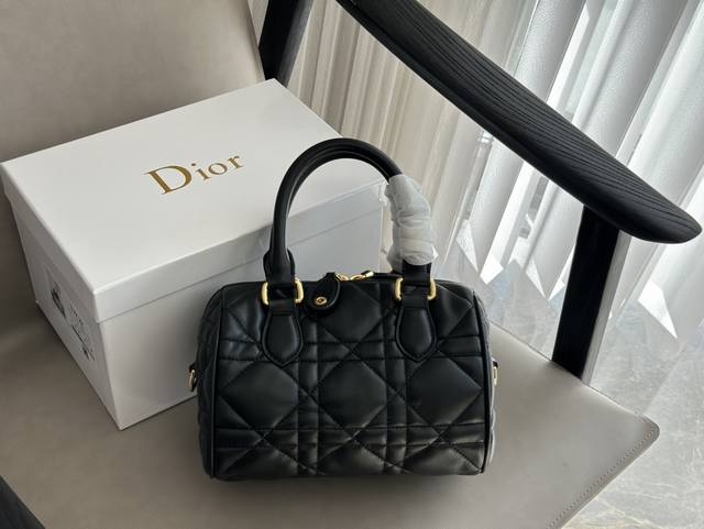 配盒 Dior Winter24 夏日可爱小包 Dior Winter24 Groove 太可爱啦，尺寸有两个大小，小号可以容纳日常所需手机气垫口红车钥匙。夏日