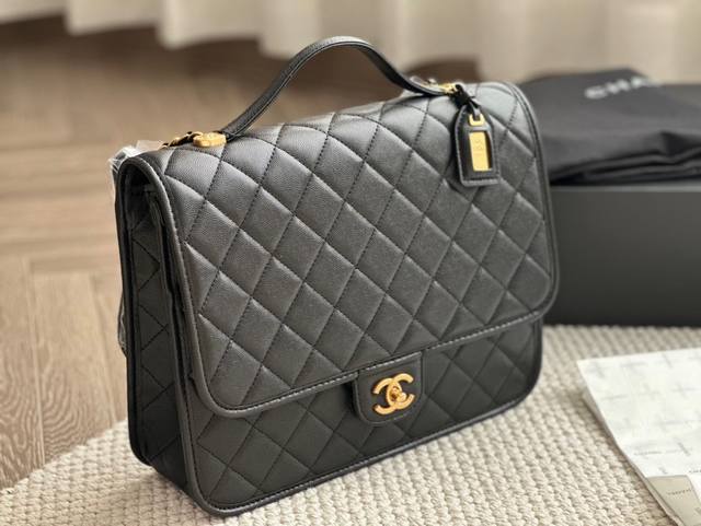 鱼子酱 吹爆这个太好看额 爱死这个包了chanel22K 双肩背包 Chanel22K双肩背！帅炸！等了很久 没白等 是真的好看！尺寸31 26Cm 全套礼盒包