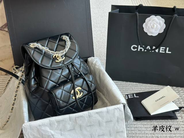Chanel 双肩背包 上新的时候看到 实物 就知道他要火了 现货供不应求 这一季度的王炸 解放双手的利器 原厂皮 数量有限22 23Cm