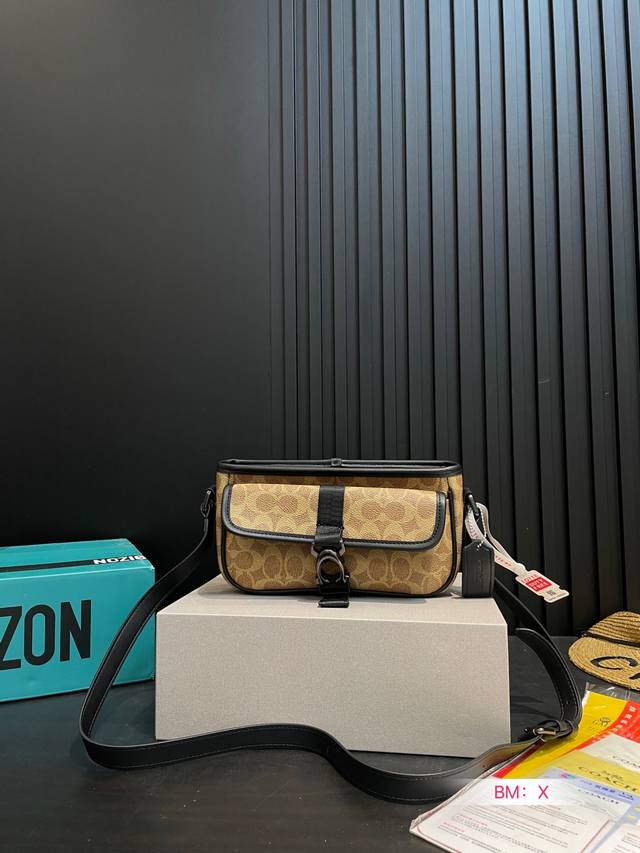 配折叠礼盒 Coach 蔻驰cm337 Cm335 男士 Beck斜挎邮 差包 新品 轻便简约，牛皮革，内置多功能袋，顶部拉链 开合，织物村里，外置插袋和翻盖袋