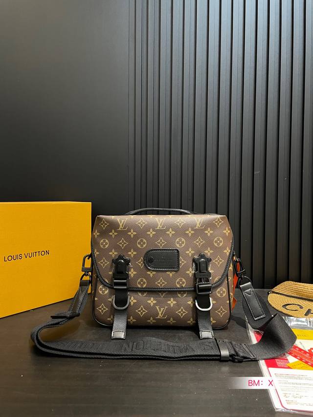 配折叠礼盒 男包分享lv 单肩包 目路易威登louisvuitton比起非常火。的双扣邮差包这一款lv男士单肩包可以说非常低调了國 材质:经典帆布 型号: N4 配折叠礼盒 男包分享lv 单肩包 目路易威登louisvuitton比起非常火。的双扣邮差包这一款lv男士单肩包可以说非常低调了國 材质:经典帆布 型号: N4