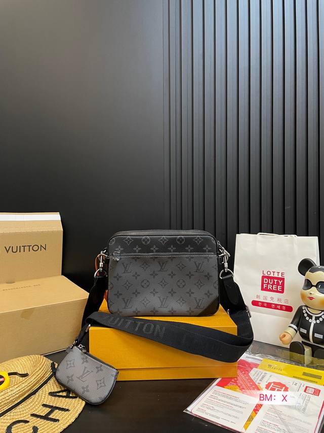 配折叠礼盒 Lv Trio三合一邮差包 男生日常搭配的理想选择～ 实用又百搭，小小的身体大大的空间 非常适合放随身物品~ 尺寸25*19