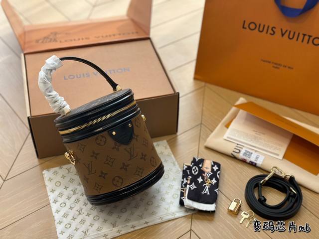 全套包装 重新更新一下 现货现货 姐妹们 发财桶 必须入一个 容量太大了 太好装了 尺寸15*20Cm