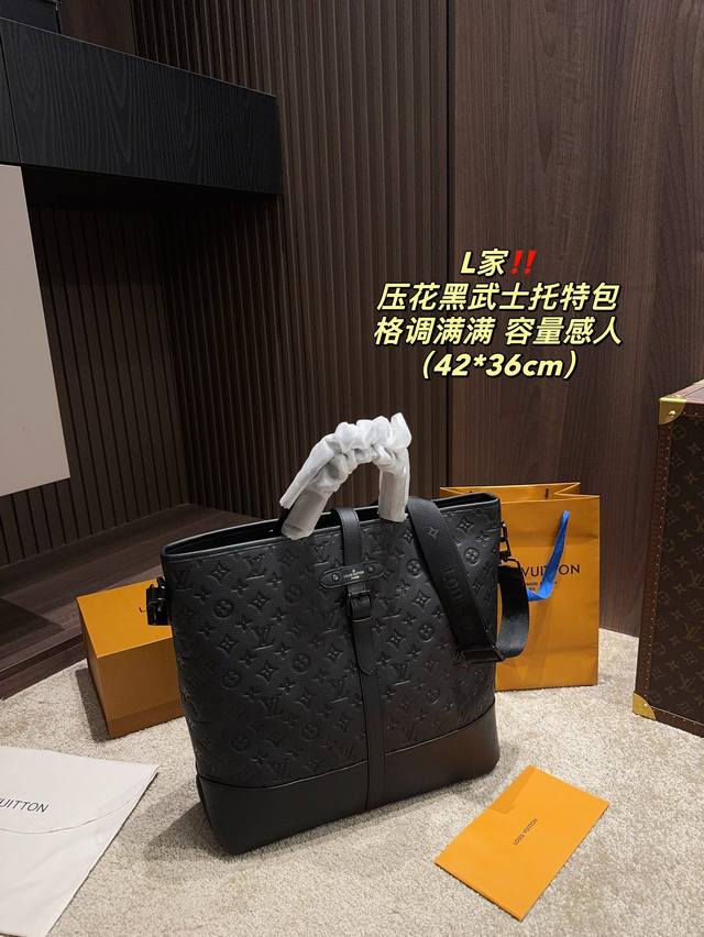 头层牛皮 尺寸42.36 Lv 压花黑武士 托特包 格调满满，自带一股低调沉稳儒雅的气息！ 版型挺阔，很有型！越用越有沉淀的味道！ 更加低调、沉稳！！ 可单肩可