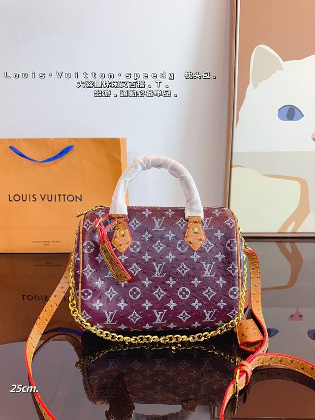 Lv Speedy 鸵鸟纹枕头包 这款retiro 手袋以标志性的lv老花面料制成,搭配奢华的变色牛皮饰边,经典永恒。优雅低调的外形设计和宽敞的包 .尺寸:25 Lv Speedy 鸵鸟纹枕头包 这款retiro 手袋以标志性的lv老花面料制成,搭配奢华的变色牛皮饰边,经典永恒。优雅低调的外形设计和宽敞的包 .尺寸:25