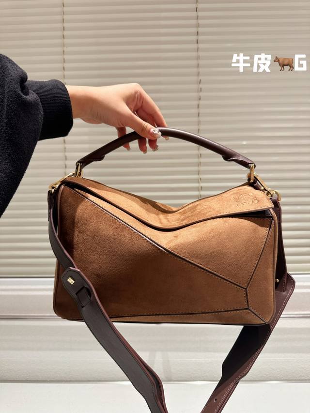 头层牛皮 Loewe 新秀款展示 罗意威 几何包 爱惨了这精致高级范儿！ 汤唯 杨幂孙千李一桐 雎晓雯.同款 最新秀款paseo几何包 包包界的一股清流~ 纳帕