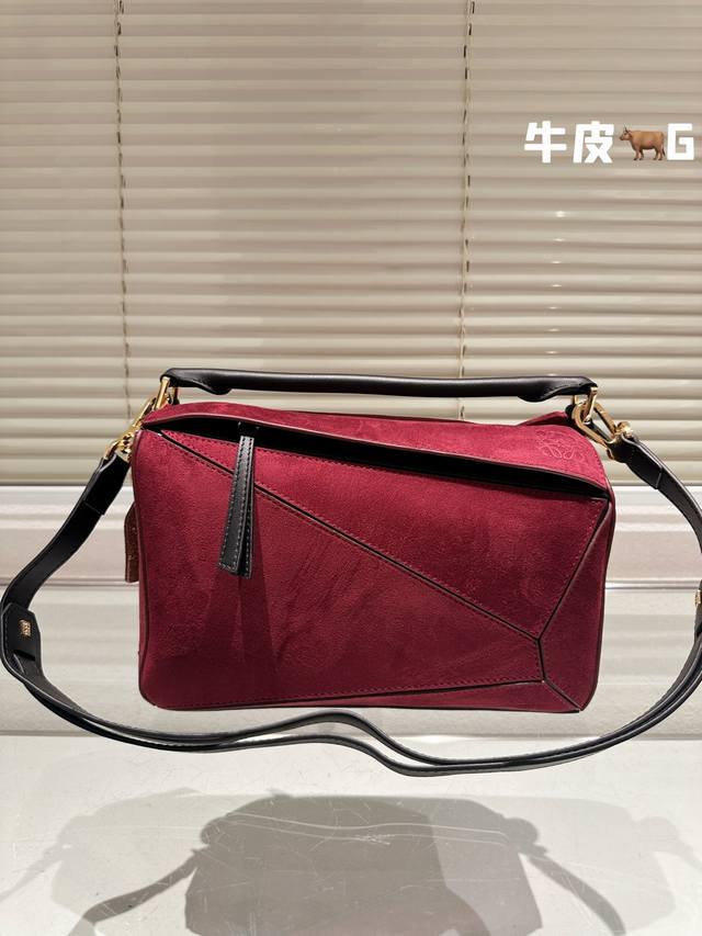 头层牛皮 Loewe 新秀款展示 罗意威 几何包 爱惨了这精致高级范儿！ 汤唯 杨幂孙千李一桐 雎晓雯.同款 最新秀款paseo几何包 包包界的一股清流~ 纳帕