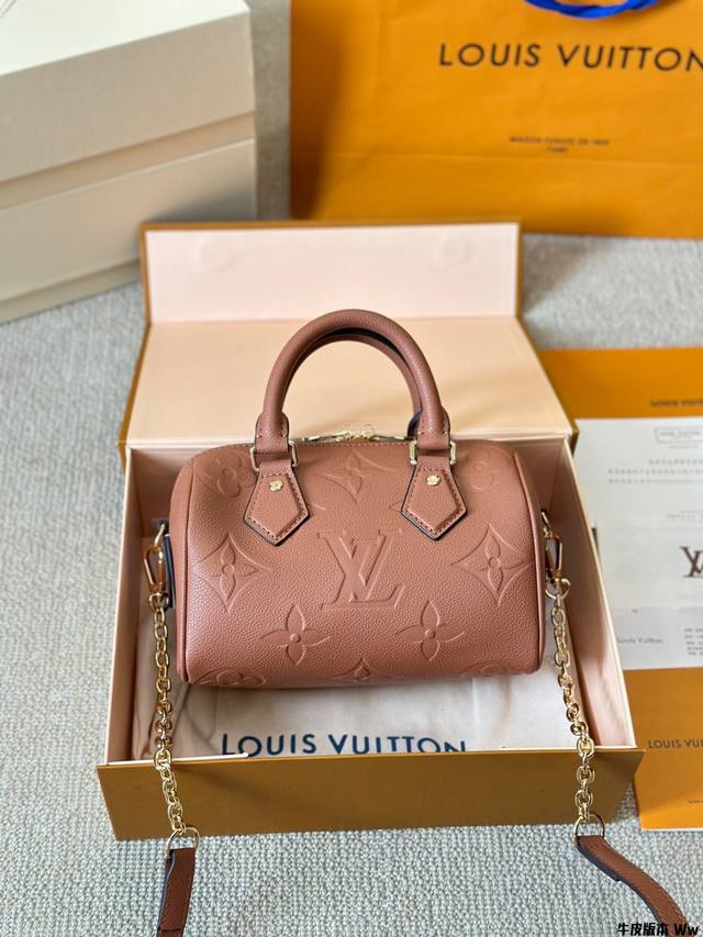 牛皮版本 Lv Speedy 20Cm枕头包 无论版型 内里和专柜毫无差别 真正原版复刻 内里可拆卸 火遍全球的爆款机场大包 机车女神包 明星同款 贵气而充满活