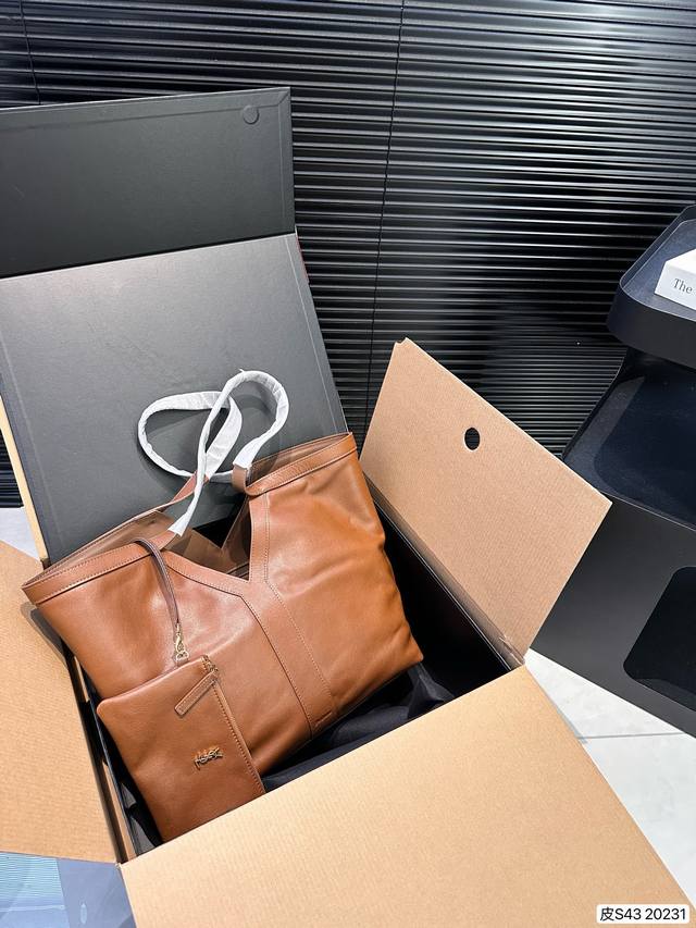 头层牛皮圣罗兰托特 质感很高级 容量超级大也很耐用 日常出街背它回头率百分百 就是这种随性慵懒感 尺寸：32 31 货号1