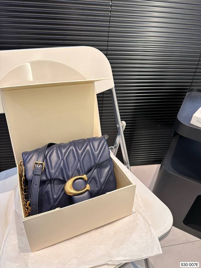 配折叠盒子 蔻驰酒神 Coach 2024秋季秀款图就一眼爱上了这款 Square Tabby 新季手袋致敬纽约这座灵感之城 Square Tabby延续了绗缝