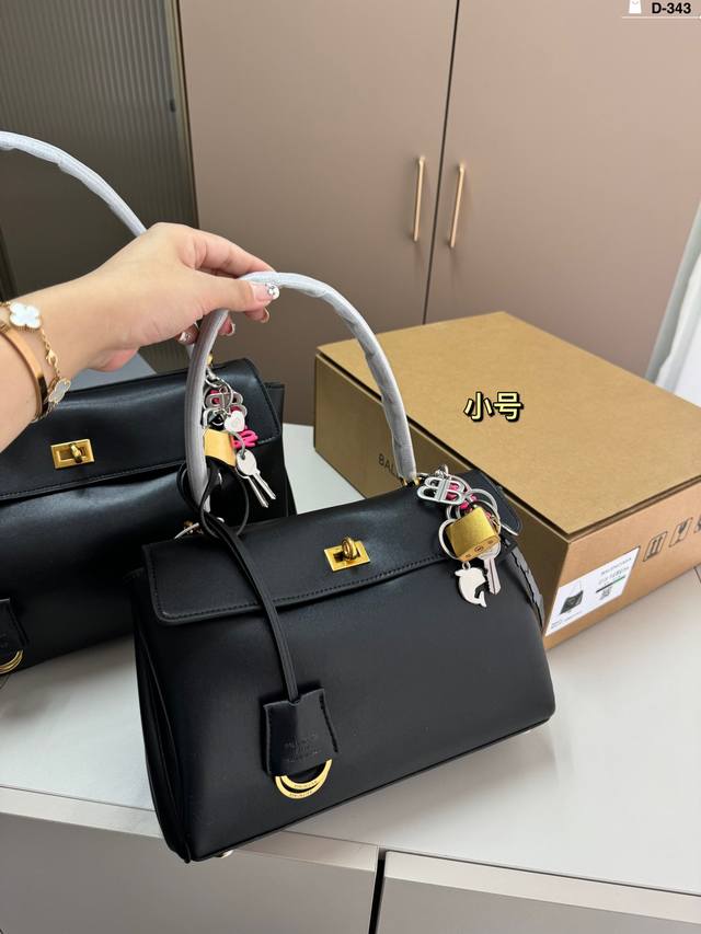 小 巴黎世家新款rodeo大廓形包包 柔软的大廓形包包 配挂件 真的很喜欢又方便又酷的超实用大包 D-343尺寸35×21 29×20折叠盒飞机盒