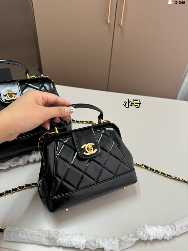 小 Chanel香奈儿医生包 可以放手机的容量、实用与美貌并存 黑金油蜡皮 复古高级 质感拉满! D-346尺寸23×17 28×14折叠盒 小 Chanel香奈儿医生包 可以放手机的容量、实用与美貌并存 黑金油蜡皮 复古高级 质感拉满! D-346尺寸23×17 28×14折叠盒