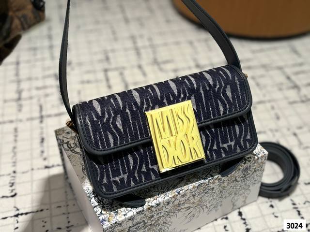 Dior这款腋下包太好背 一直很喜欢横版的包包 单肩背放在腋下长度刚刚好很舒适 横版的放手机和粉饼之类的 容量又比较大很好装东西 Miss Dior有很多颜色和