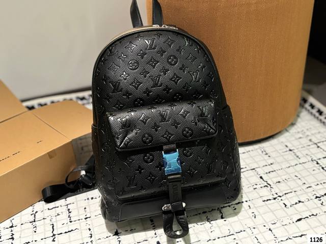 Lv 双肩出货 新款 男女背都好看 作为一只合格的双肩包 一定要好看 舒适 耐造 背包比较大 远途旅行带它准没错 也是学生党的最佳选择 超级实用 再适合不过小哥