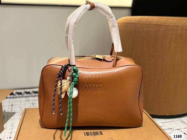 缪缪miumiu 保龄球手提包 轻轻松松高级感 包包手感巨好容量也很不赖 简单却又不失华丽 不要觉得会炸眼太高调了什么的 根本不会！ 在你的精简穿搭上简直就是点