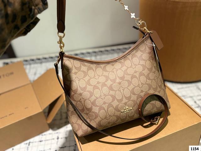 配挂件 Coach 新品！Laurel 流浪包 蔻驰经典的月亮包，比腋下包容量要大一点 尺寸28 25Cm
