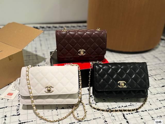 Chanel Woc 发财包 小香牛皮最近好多明星都在背 Chanel 19 这款包是由老佛爷karl Lagerfeld 和 Chanel现任创意总监 Vir