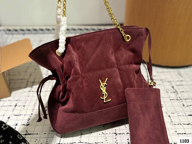 礼盒包装 “垃圾袋”还能这样背 Ysi全新竖版“垃圾袋”，采用小羊皮制作，皮面光滑亮泽细腻手感舒服！一款集慵懒 洒脱精致为一体的handbag功能性超高又很好看