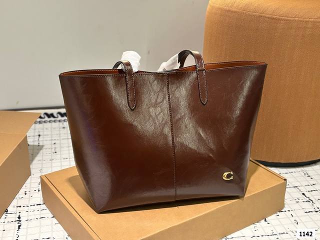 Coach 打工人专用通勤包 简约大方 蔻驰 Coach新品~ 适合打工人的一款north托特包 黑色好搭配，大容量 今天就黑白配色出门咯 尺寸 32.27