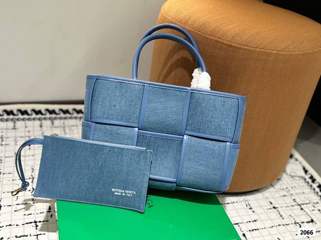 配盒子 Bv 帆布拼皮真的很高级 上班通勤放笔记本完全没有问题~ 而且妈妈做母婴包也是超级的！ 简约的黑白线条也很好看 内部还配个可拆卸的拉链口袋可以归置私密性