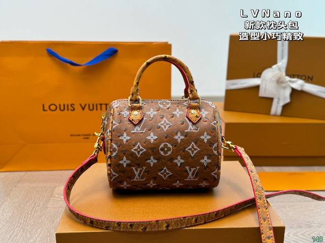 Lv Nano枕头包 真的很精致啊！一眼击中你的心！ 虽然小巧但是装的也很多，口红粉饼镜子卡包纸巾耳机都是可装的，包包可手提也可以斜挎，手提真的很有女人味耶！