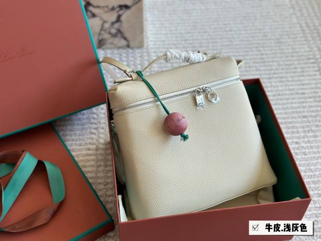 牛皮 配盒 Size:23*32Cm Loro Piana 双肩包火出圈 Gigi也爱不释手~ 新宠双肩包 太好拿了低调有品味! 超温柔的颜色包身 牛皮非常抗造 牛皮 配盒 Size:23*32Cm Loro Piana 双肩包火出圈 Gigi也爱不释手~ 新宠双肩包 太好拿了低调有品味! 超温柔的颜色包身 牛皮非常抗造