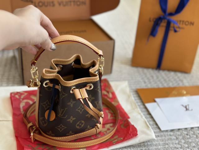 配盒 Size:13*16Cm L家 新款nano 水桶包 Noe 水桶包 超可爱! 老花ydds! 快入!快入! 真的爱啦!因为是真的好搭! 配盒 Size:13*16Cm L家 新款nano 水桶包 Noe 水桶包 超可爱! 老花ydds! 快入!快入! 真的爱啦!因为是真的好搭!