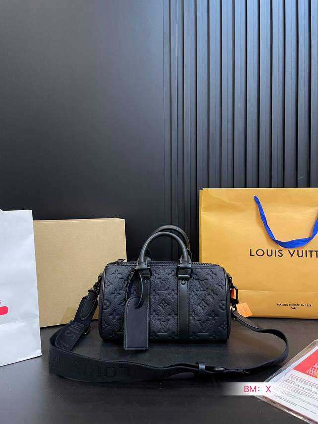 配折叠礼盒 Lv Keepall Xs 新品枕头包 简直长在我的心头。 男女同款！！！！ 男盆友的新包 尺寸25*14