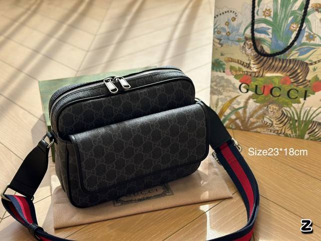 配盒 Gucci新款男士挎包 Gucci 新款男士挎包黑色gg Supreme帆布黑色皮革滚边红蓝织带棉麻混纺衬里内部：一个拉链袋外部：一个拉链袋 尺寸23X1